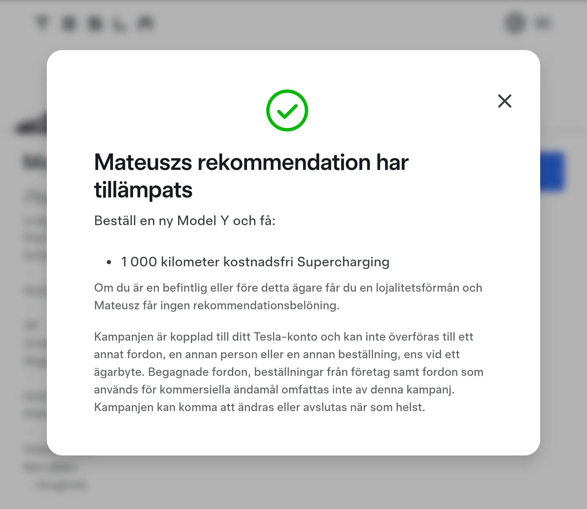 Teslas egen bekräftelseruta när rekommendationslänken öppnas: »Mateuszs rekommendation har tillämpats«, följt av »Beställ en ny Model Y och få: 1 000 kilometer kostnadsfri Supercharging«, och villkoren om att befintliga och tidigare ägare i stället får en lojalitetsförmån och att förmånen inte kan överföras.